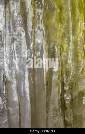 Formations de glace créé par l'eau s'infiltre dans les grottes de glace à Eben Hiawatha National Forest, Upper Peninsula, Michigan, USA Banque D'Images