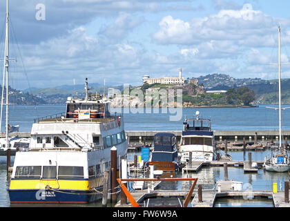 L'île d'Alcatraz avec yacht marina en premier plan dans la baie de San Francisco California USA Banque D'Images