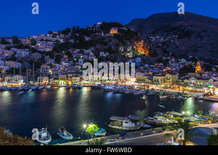 Port de Symi, Grèce la nuit Banque D'Images