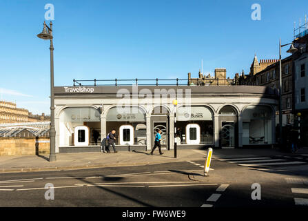 Les bus Lothian Travelshop à côté de la gare de Waverley à Édimbourg. Banque D'Images