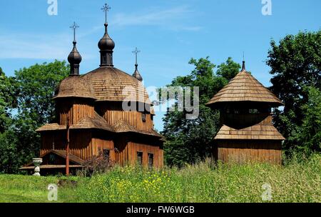 Lublin, Pologne : 1759 Saint Nicolas église orthodoxe grecque et petit beffroi en bois au Musée ethnographique régional Banque D'Images