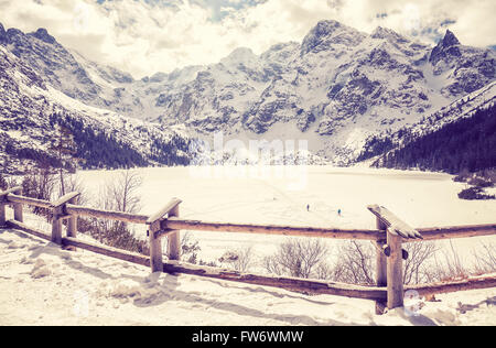 Lac gelé stylisé vintage à Morskie Oko Tatras polonais à la fin de mars. Banque D'Images