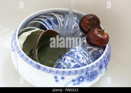 Une tasse de thé et deux tasses châtaigne d'eau Banque D'Images