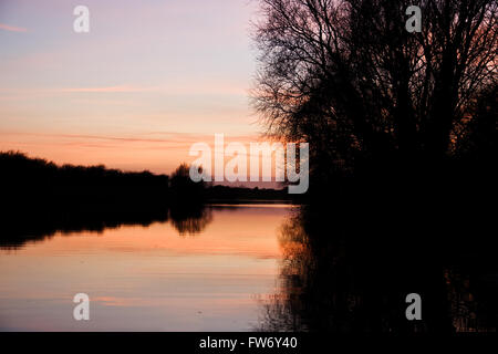 Coucher du soleil sur la rivière Witham. Banque D'Images