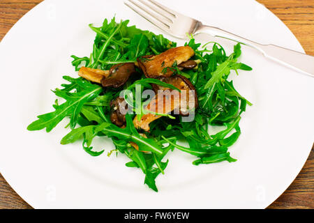 Salade, roquette et poêlée de Pleurotes Banque D'Images