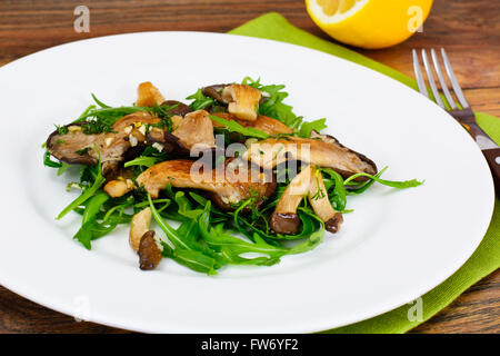 Salade, roquette et poêlée de Pleurotes Banque D'Images