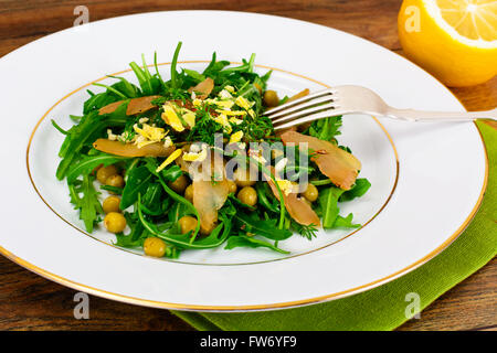 Salade, roquette et poêlée de Pleurotes Banque D'Images