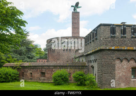 Köln, (Hindenburgpark Neustadt-Süd, Friedenspark), Fort I. Ein riesiger auf dem Bronzeadler thront Denkmal für die im ersten Wel Banque D'Images