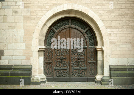 Köln, Quartier Altstadt-Nord, Andreaskloster, Eingangsportal zur romanischen Kirche St. Andreas Banque D'Images