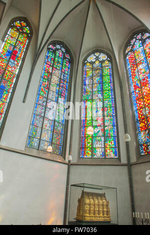 Köln, Quartier Altstadt-Nord, Andreaskloster, romanische Kirche St. Andreas, Fenster im Machabäerchor von Markus Lüpertz, in der Mitte de Banque D'Images