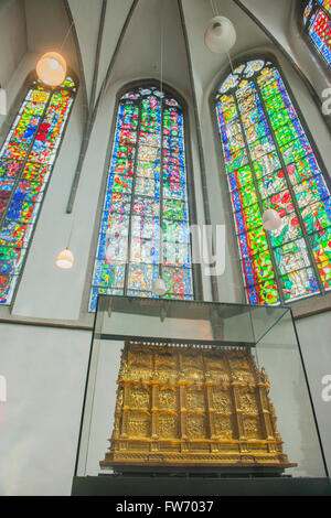 Köln, Quartier Altstadt-Nord, Andreaskloster, romanische Kirche St. Andreas, Fenster im Machabäerchor von Markus Lüpertz, in der Mitte de Banque D'Images