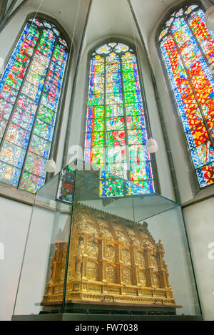 Köln, Quartier Altstadt-Nord, Andreaskloster, romanische Kirche St. Andreas, Fenster im Machabäerchor von Markus Lüpertz, in der Mitte de Banque D'Images