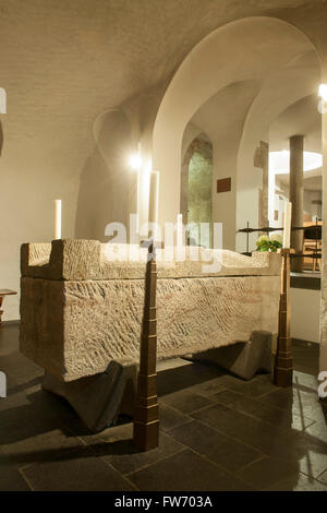 Köln, Quartier Altstadt-Nord, Andreaskloster, romanische Kirche St. Andreas, Grablege des Hl. Kirchenlehrers Albertus Magnus dans der Krypt Banque D'Images