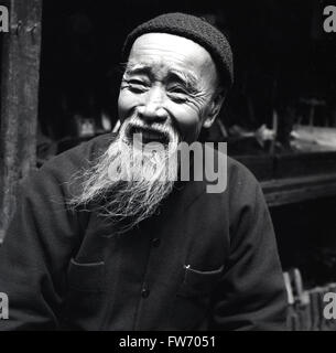 Historique années 1950, Portrait of a smiling man Hong Kong avec une longue barbe par J Allan l'argent comptant. Banque D'Images