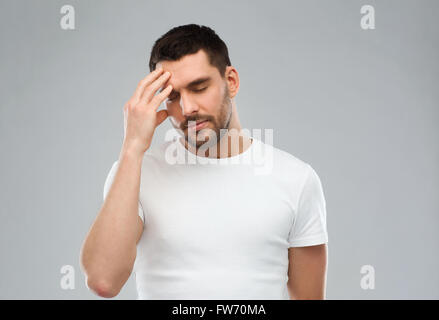Jeune homme souffrant de maux de tête Banque D'Images