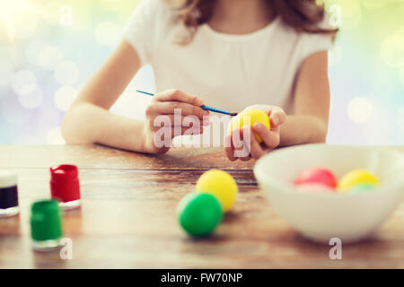 Close up avec des oeufs de pâques coloriage brosse Banque D'Images