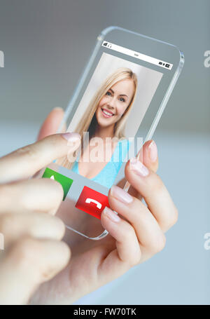 Close up of woman avec appel entrant sur le smartphone. Banque D'Images