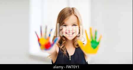 Smiling girl montrant les mains peintes Banque D'Images