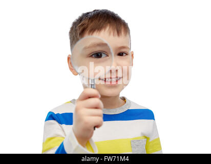 Happy little boy looking through magnifying glass Banque D'Images