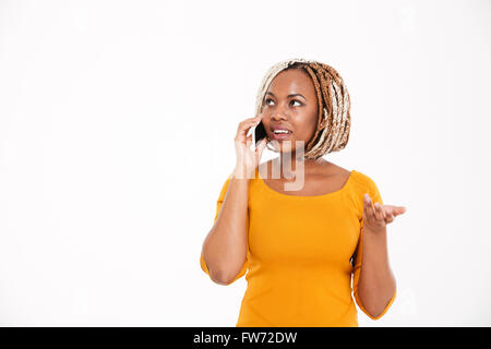 Beautiful smiling young African American Woman talking on smartphone Blackberry sur fond blanc Banque D'Images