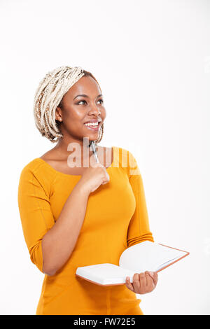 Happy young african american woman smiling et écrit dans l'ordinateur portable sur fond blanc Banque D'Images