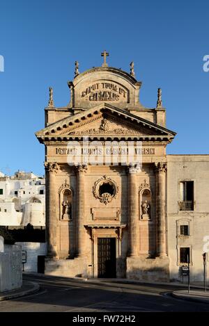 Vue de face de l'église de carmin à Ostuni Banque D'Images