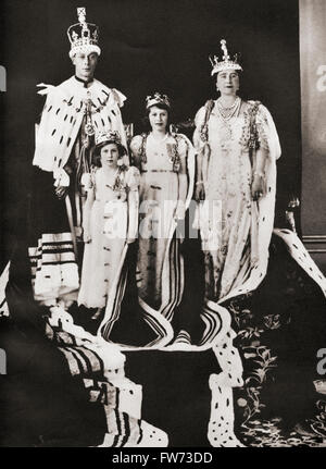 Le roi George VI et sa femme la reine Elizabeth ont vu ici le jour de leur couronnement, le 12 mai 1937, avec leurs filles la princesse Margaret et la princesse Elizabeth, future reine Elizabeth II George VI, 1895 – 1952, Roi du Royaume-Uni. Elizabeth Angela Marguerite Bowes-Lyon, 1900 – 2002. La reine consort du Royaume-Uni comme femme du roi George VI Princesse Margaret, plus tard comtesse de Snowdon, 1930 – 2002. Princesse Elizabeth, plus tard reine Elizabeth II, 1926- 2022. De The Coronation of King George VI and Queen Elizabeth, publié en 1937. Banque D'Images