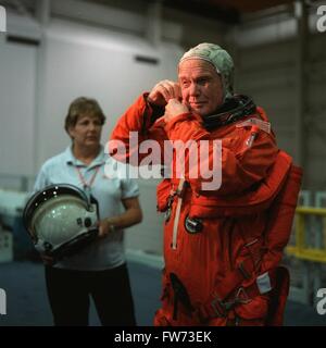 Le sénateur des États-Unis et de l'astronaute John Glenn vérifie le système de communication sur sa tête avant d'entraînement de sauvetage au Johnson Space Center le 28 avril 1998 à Houston, Texas. Glenn qui vola pour la première fois dans l'espace en 1962 est prévue pour la navette spatiale Discovery STS-95 Vol. Banque D'Images