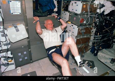 La navette spatiale Discovery STS-95 astronaute et sénateur John Glenn travaille sur l'appareil ergométrique pendant le vol le 4 novembre 1998 dans l'orbite de la Terre. Banque D'Images