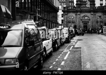 Une station de taxi sur West George Street Glasgow Banque D'Images