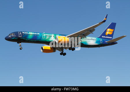 ICELANDAIR, Boeing 757, TF-FIU, vol FI204 de Reykjavik en approche finale à l'aéroport de Kastrup, CPH, Copenhague, Danemark. Banque D'Images