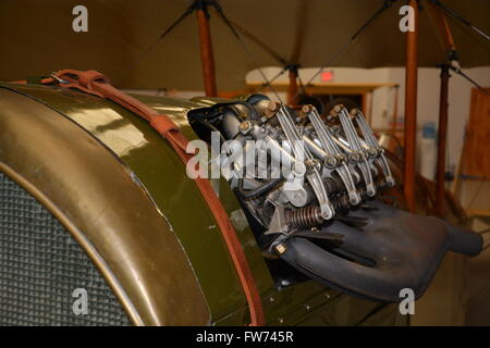 Le moteur de levage sur un biplan Curtiss Jenny WWI fighter dans un hangar au Musée de l'Aviation militaire dans la région de Virginia Beach. Banque D'Images