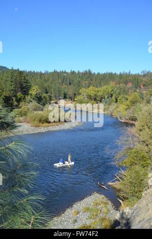 Vue de la pêche à la truite sur la rivière Smith à côté de nous-199 près de Gasquet, en Californie. Banque D'Images