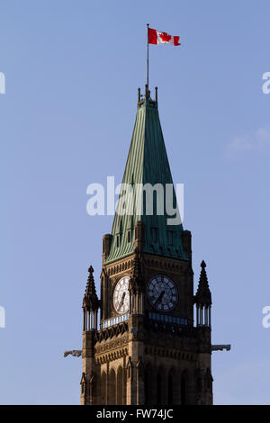 Tour de la paix sur l'édifice du centre sur la Colline du Parlement pendant le coucher du soleil à Ottawa (Ont.), le dimanche 26 juillet, 2015. Banque D'Images