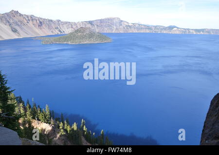 Une vue sur le lac du cratère dans l'Oregon, USA Banque D'Images