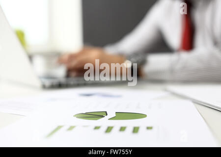 Businessman de taper au clavier Banque D'Images
