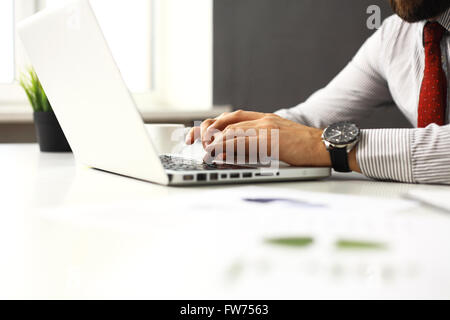 Businessman de taper au clavier Banque D'Images
