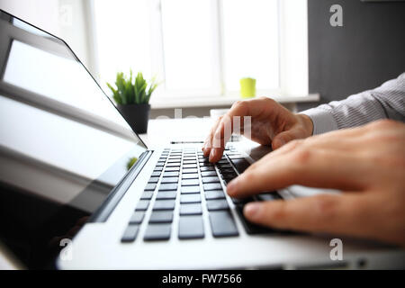 Businessman de taper au clavier Banque D'Images