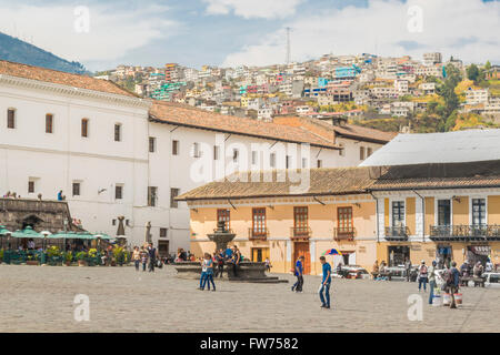 QUITO, EQUATEUR, octobre - 2015 - Journée urbaine scène avec beaucoup de gens à San Francisco square situé dans le centre historique de Q Banque D'Images