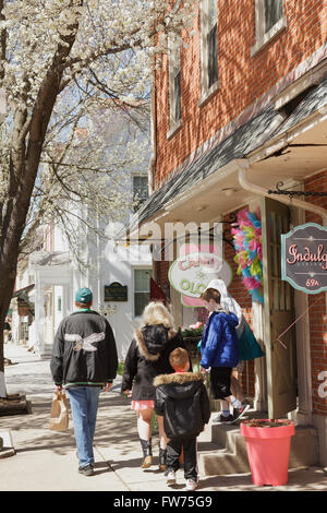 Les gens shopping à Lititz, comté de Lancaster, Pennsylvanie, USA Banque D'Images