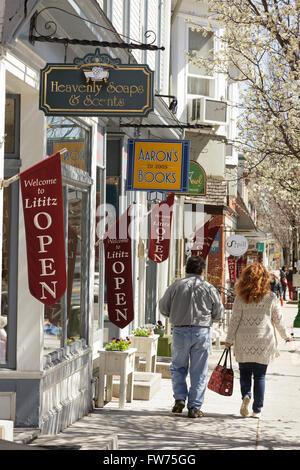 Les gens shopping à Lititz, comté de Lancaster, Pennsylvanie, USA Banque D'Images