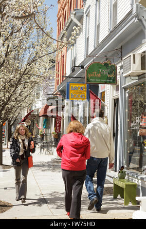 Les gens shopping à Lititz, comté de Lancaster, Pennsylvanie, USA Banque D'Images