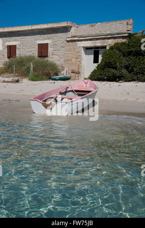 Voile sur une plage de Santa Maria, une île de l'archipel de La Maddalena en Sardaigne, Italie Banque D'Images