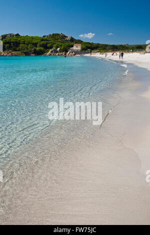 Les magnifiques couleurs de la mer à la plage de Santa Maria, une île de l'archipel de La Maddalena en Sardaigne, Italie Banque D'Images