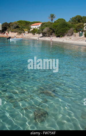 Les magnifiques couleurs de la mer à la plage de Santa Maria, une île de l'archipel de La Maddalena en Sardaigne, Italie Banque D'Images