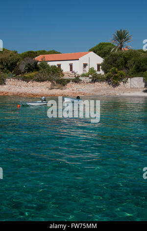 Les magnifiques couleurs de la mer à la plage de Santa Maria, une île de l'archipel de La Maddalena en Sardaigne, Italie Banque D'Images