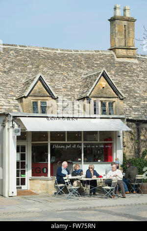 Les touristes ayant un thé l'après-midi à l'extérieur d'un café à Broadway, Cotswolds Angleterre Worcestershire Banque D'Images