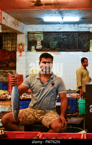 Un vendeur de poisson Goan montrant un poisson frais dans fishmarket Ponda, Goa, Inde Banque D'Images