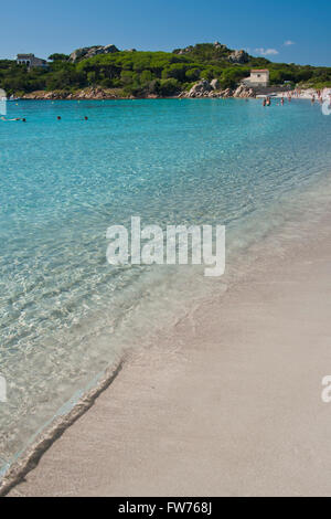 Les magnifiques couleurs de la mer à la plage de Santa Maria, une île de l'archipel de La Maddalena en Sardaigne, Italie Banque D'Images