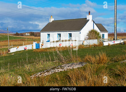Decporated cottage avec des bouées, dans le village de Fionnphort, Isle of Mull, Argyll and Bute, Ecosse UK Banque D'Images